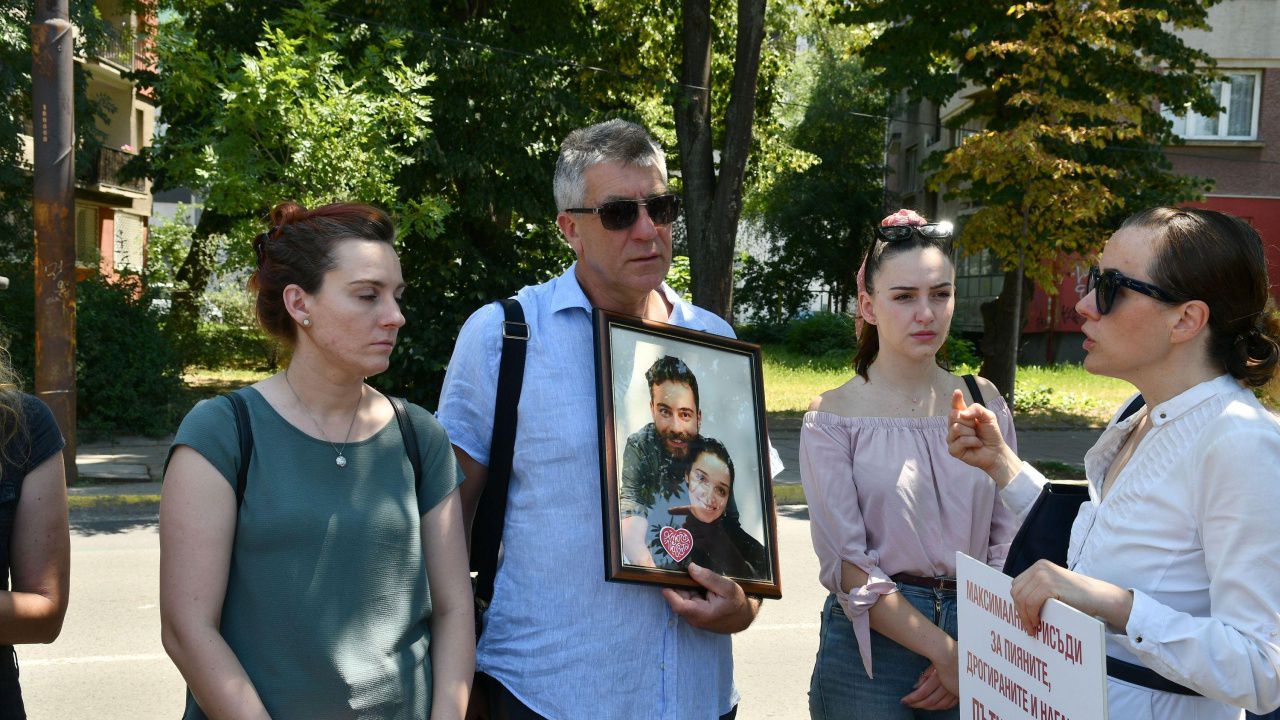 Майката на загиналата Ани преди делото за катастрофата на бул. Сливница: Ако сме правова държава, трябва да има рестрикции
