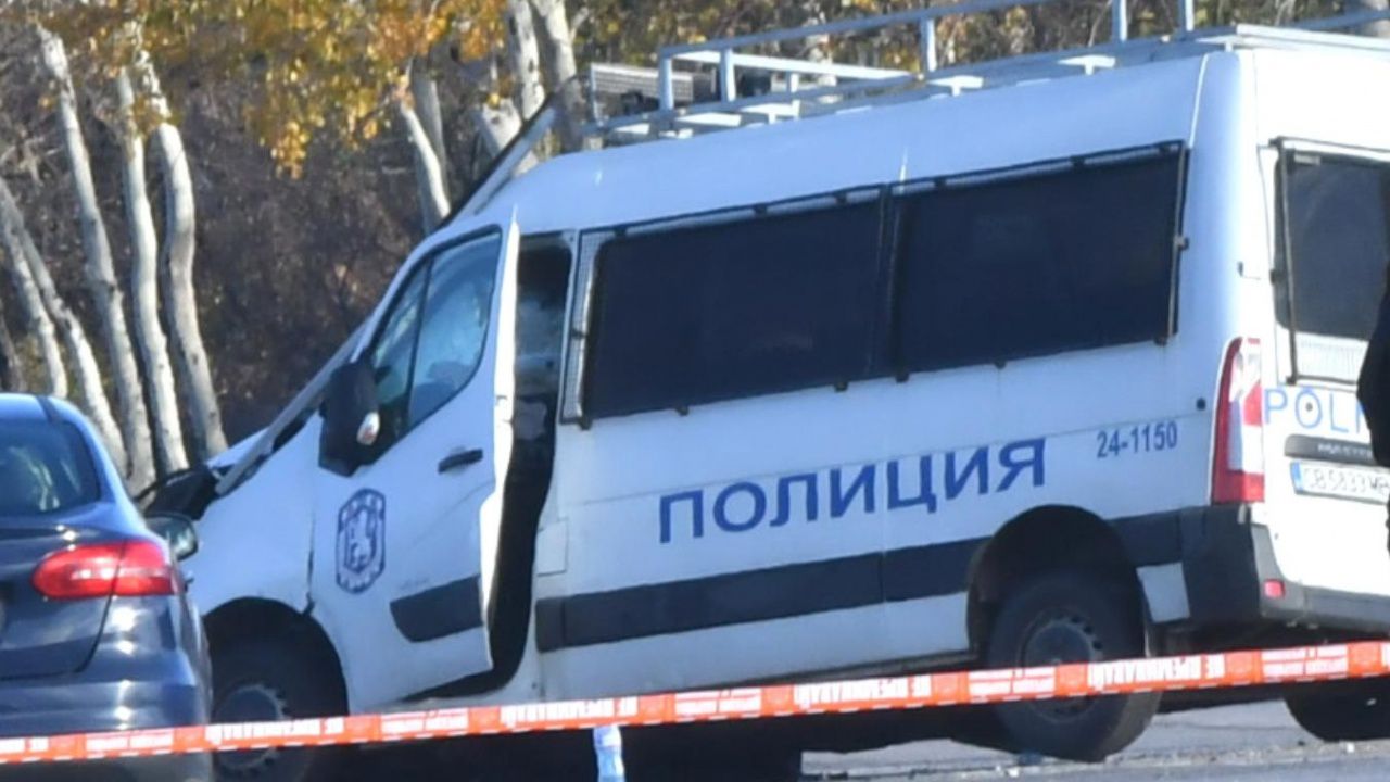 Полицейски бус се заби в трамвай в София