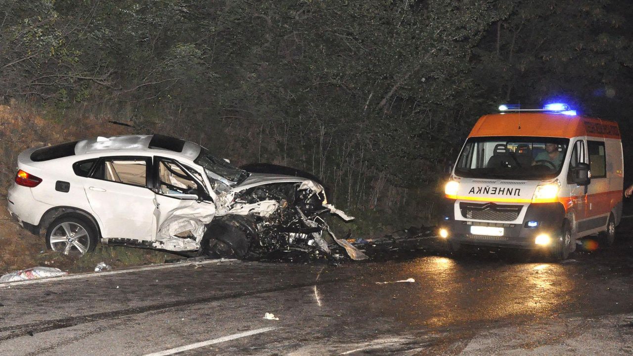 Кола се блъсна в ТИР между Шипка и Казанлък, двама са мъртви