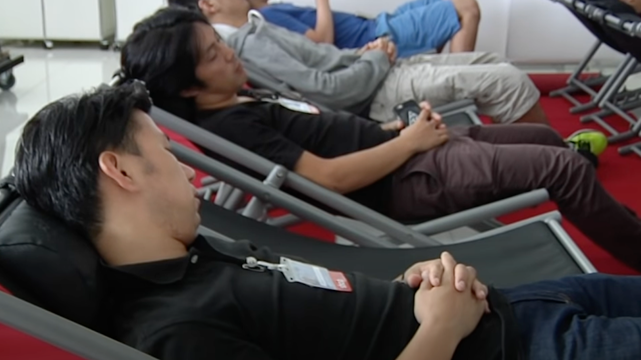 В Япония: Сънят на работното място се възприема като отдаденост към работата