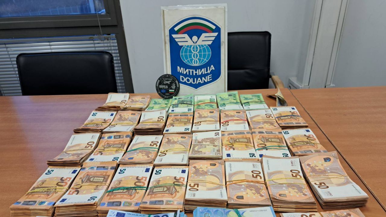 Валута за над 166 000 лева откриха митничари на ГКПП Ферибот Оряхово