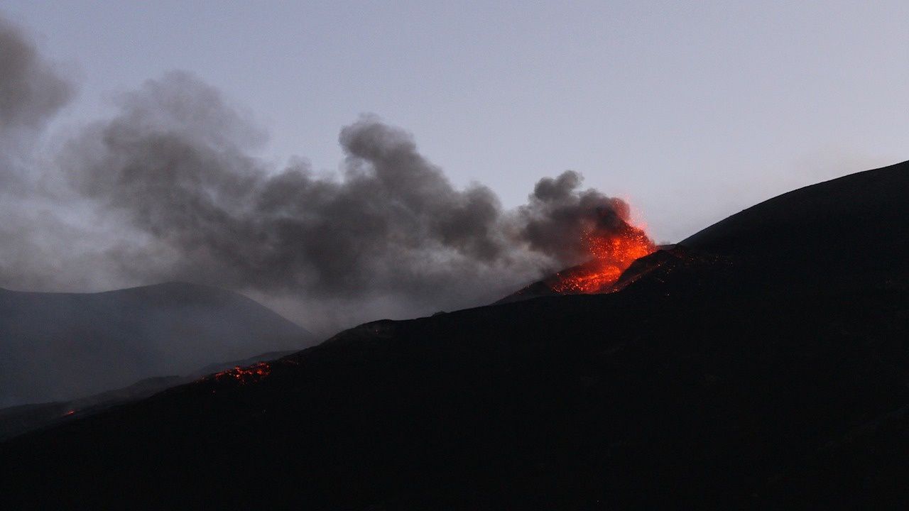 Вулкан на Алеутските острови в Аляска изхвърли облак пепел и предизвика временно затруднение за полетите