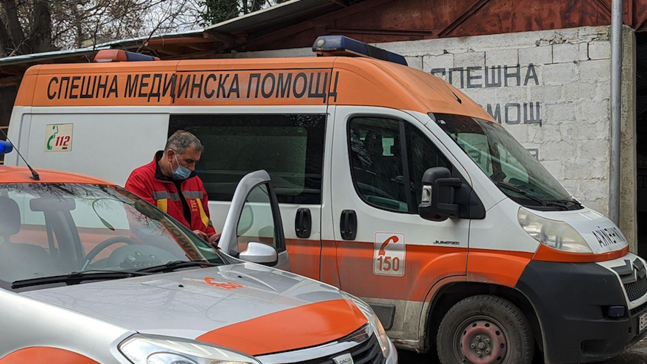 Работник падна от покрив на къща