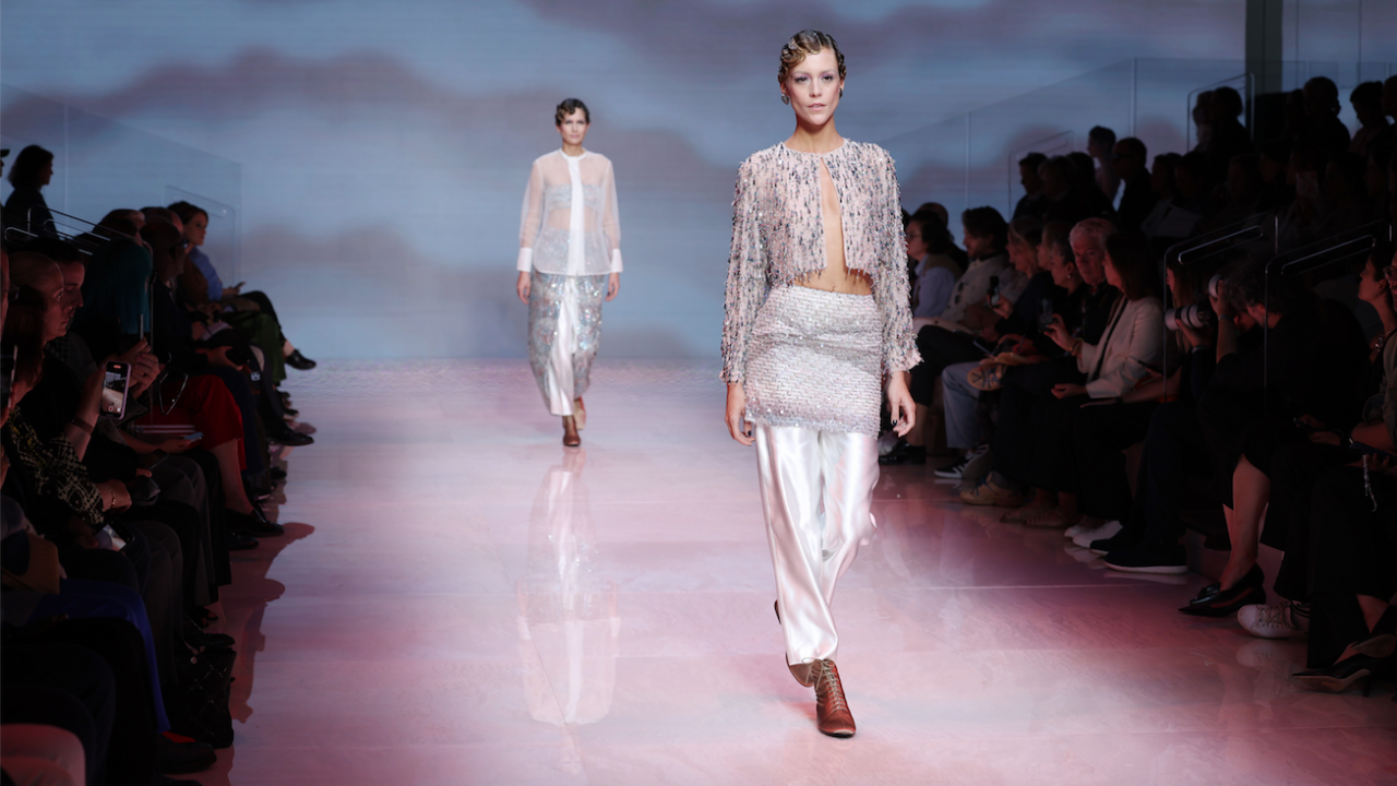 Джорджо Армани представи плавни линии и много блясък на Седмицата на модата в Милано