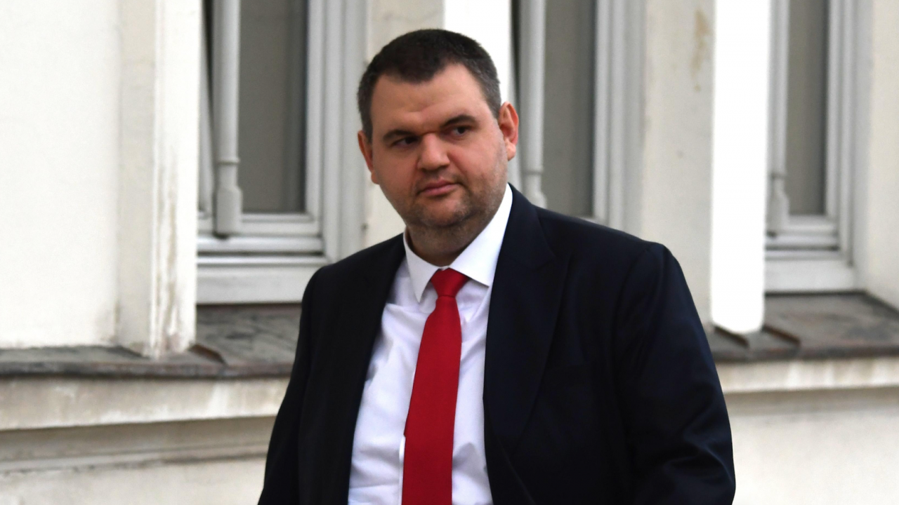 Пеевски преговаря половин час с ПП за конституционната реформа