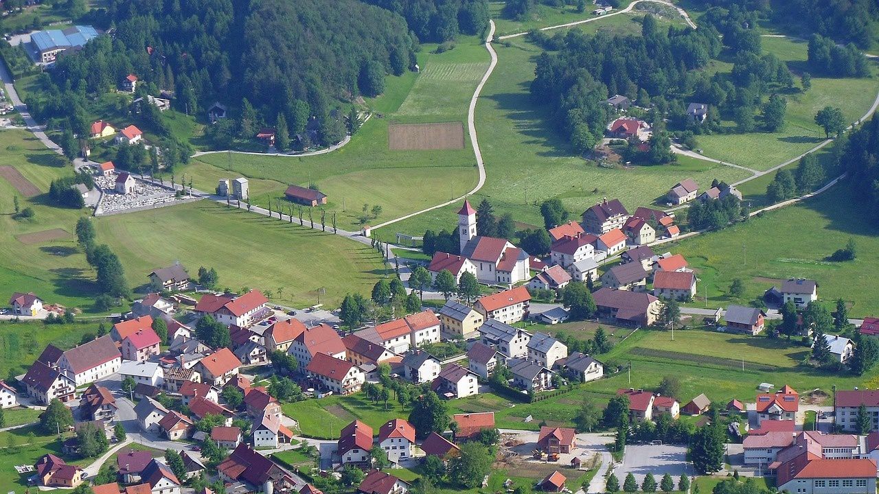 Арестуваха въоръжен мъж, който стрелял от балкона на къща