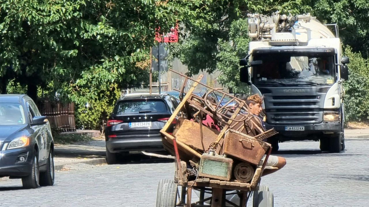 Столични полицаи задържаха каруца с огромна ВиК тръба