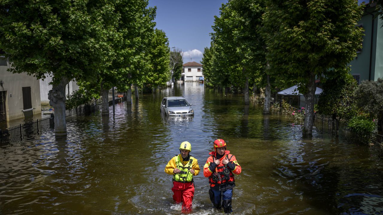 Силни валежи с наводнения в Милано, евакуирани са хора