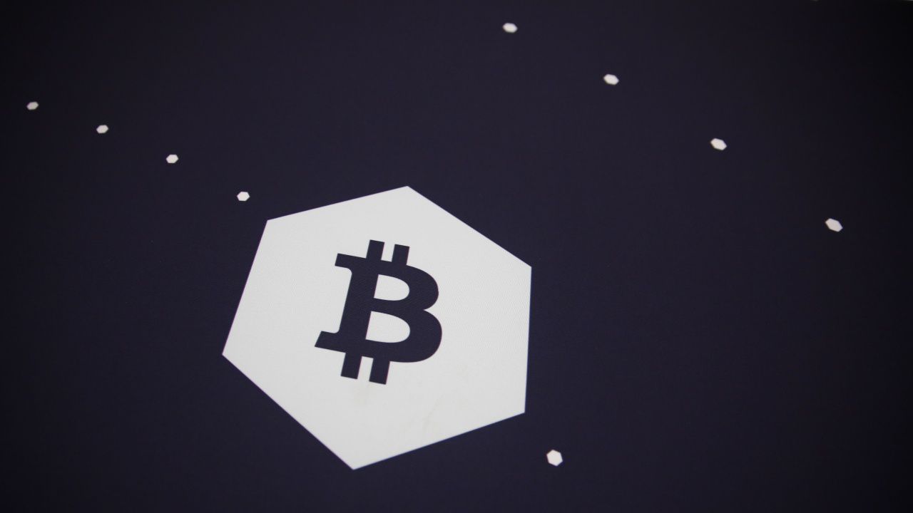 Биткойнът се покачи за кратко над 67 000 долара