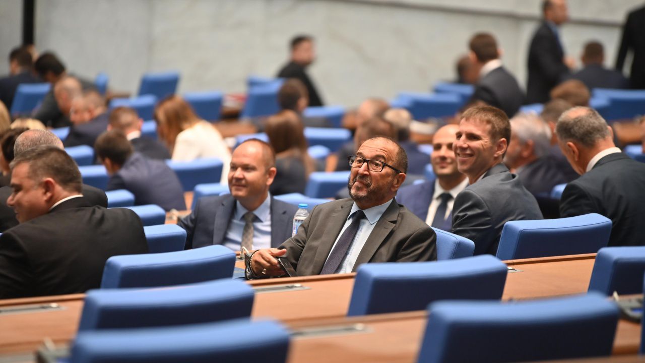 Парламентът сформира седем парламентарни групи
