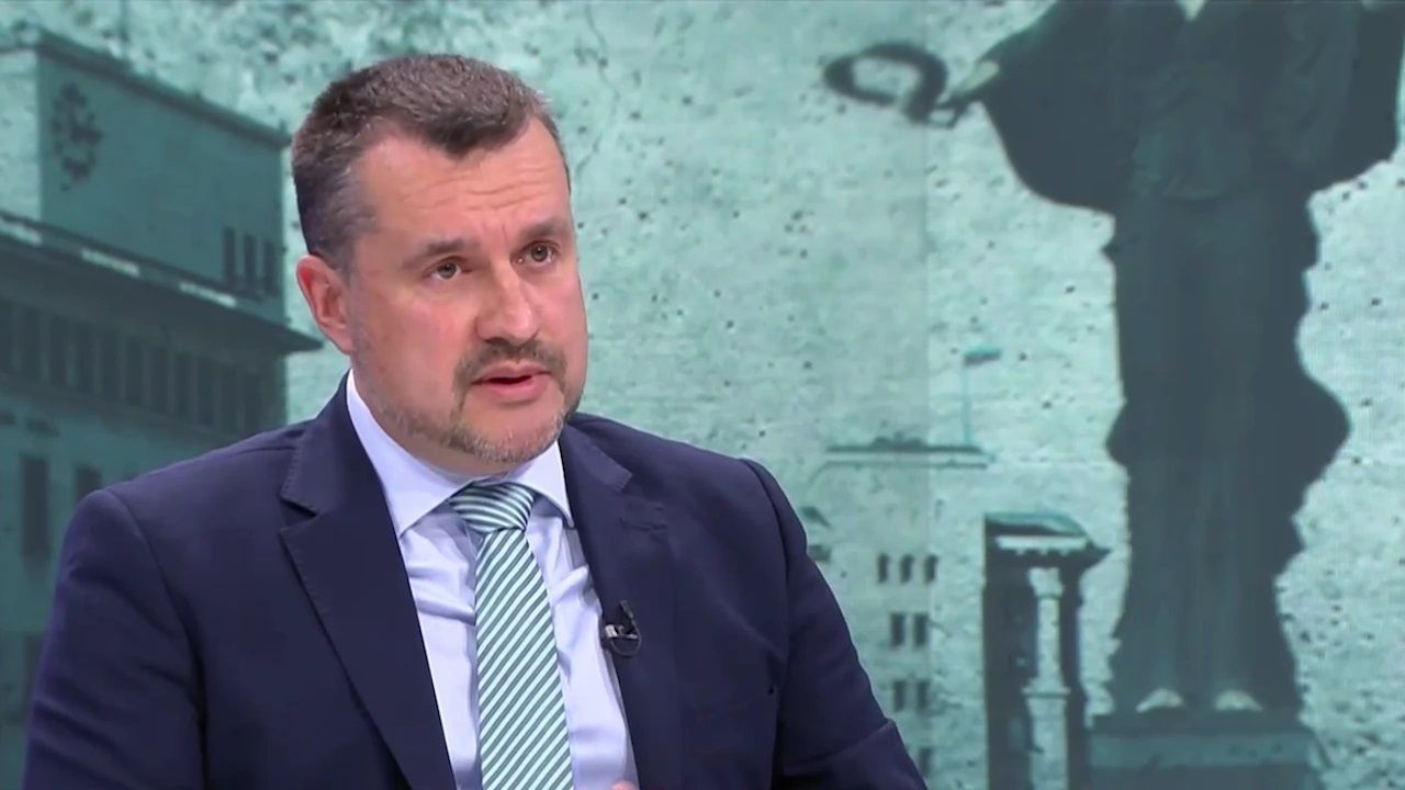 Политологът Калоян Методиев: Държавата е заложник на имунитета на Борисов, Радев играе близо до него
