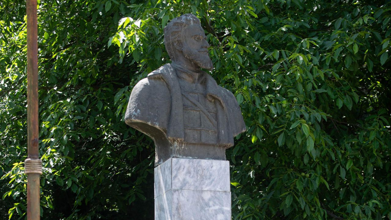 Служебният кабинет осигурява средства за ремонт на паметника на Христо Ботев във Враца