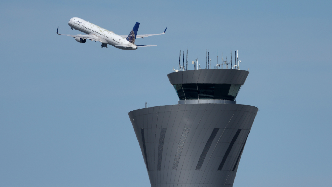 Отчетен е рекорд на обслужените полети във въздушното пространство на България