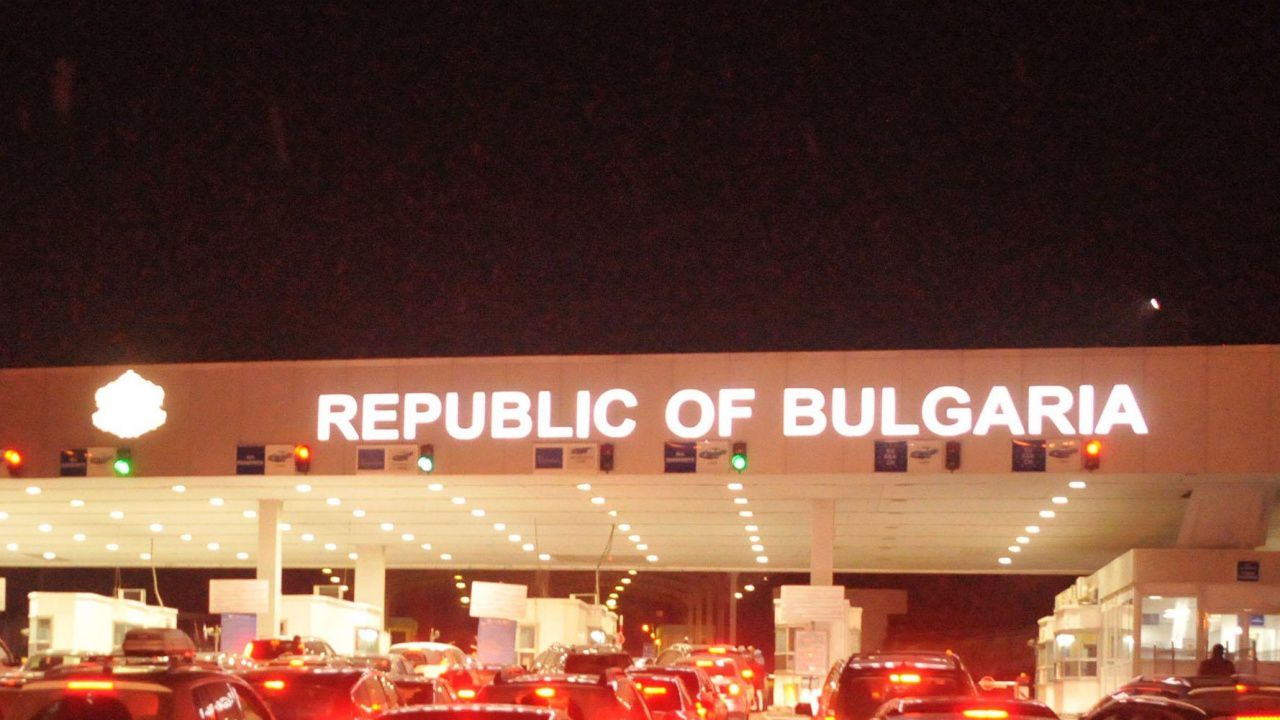 Сърбите спряха  пропускането на товарни автомобили през „Калотина“