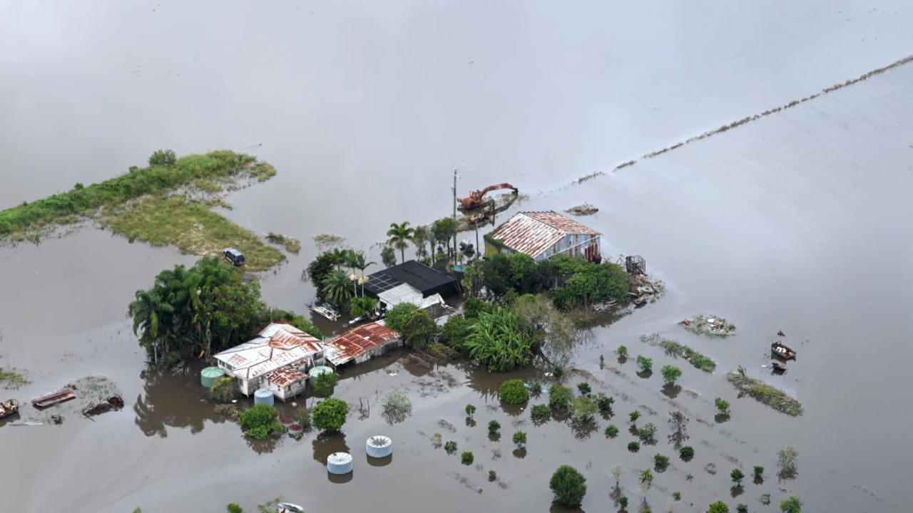 Жертвите на наводненията в Гърция са вече 16