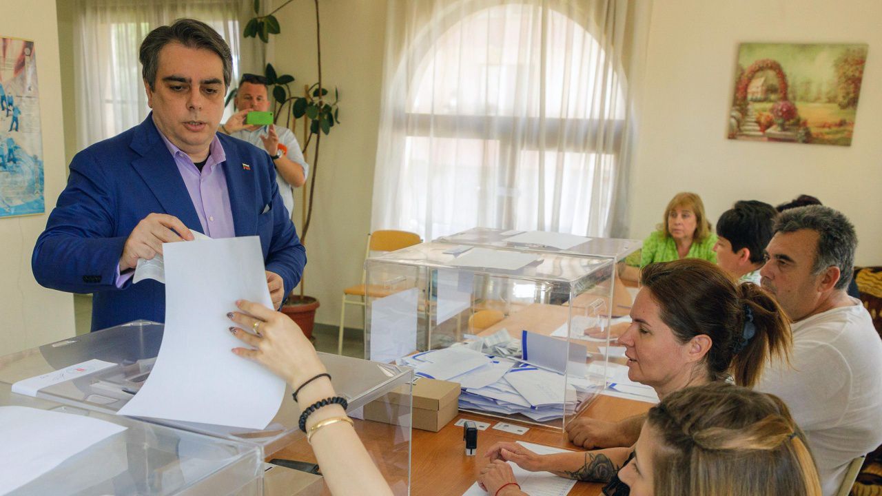 Асен Василев: Гласувам за това да не надделее злото у нас