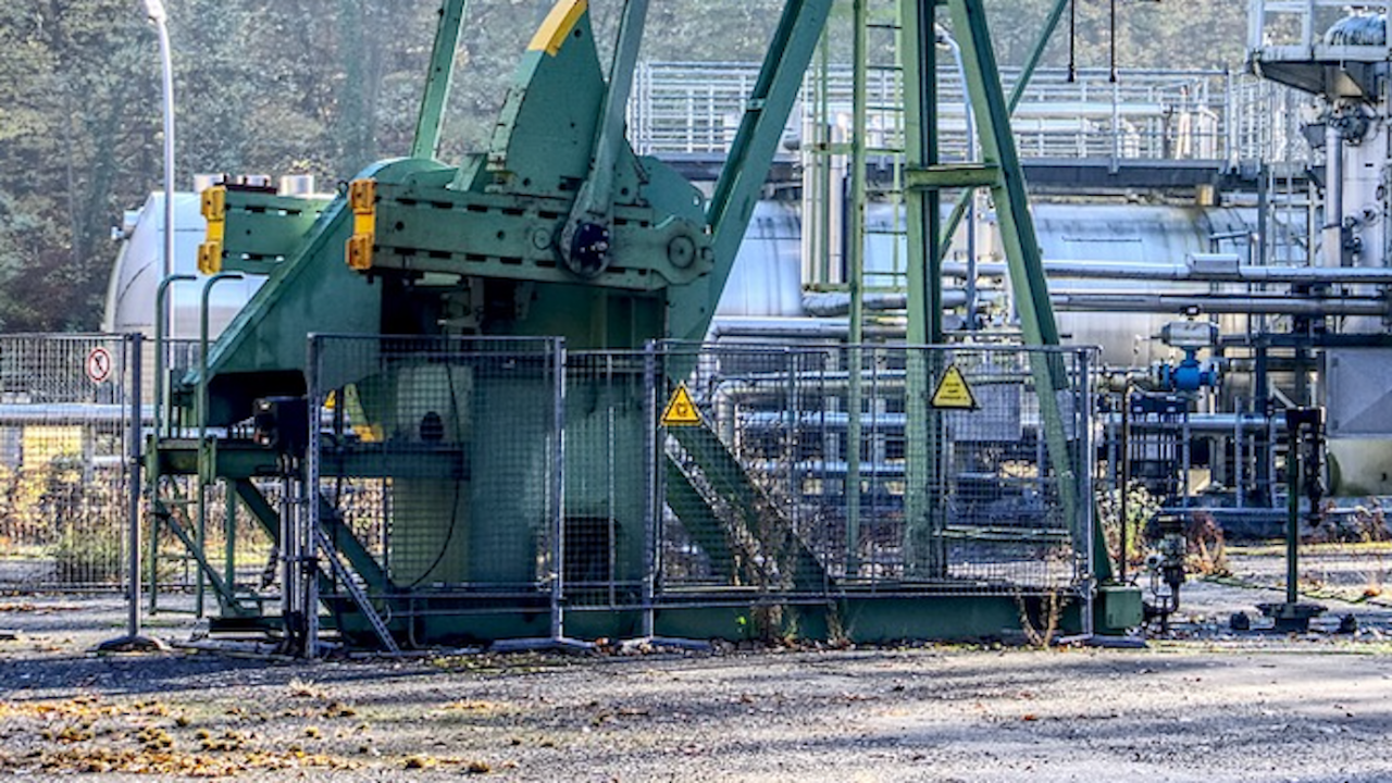 Унгария иска удължаване на разрешението да изнася петролни продукти, произведени от руски петрол