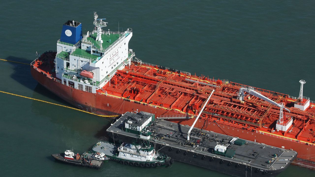 Блумбърг: Вносът на руски петрол в Европа продължава през Индия, въпреки санкциите