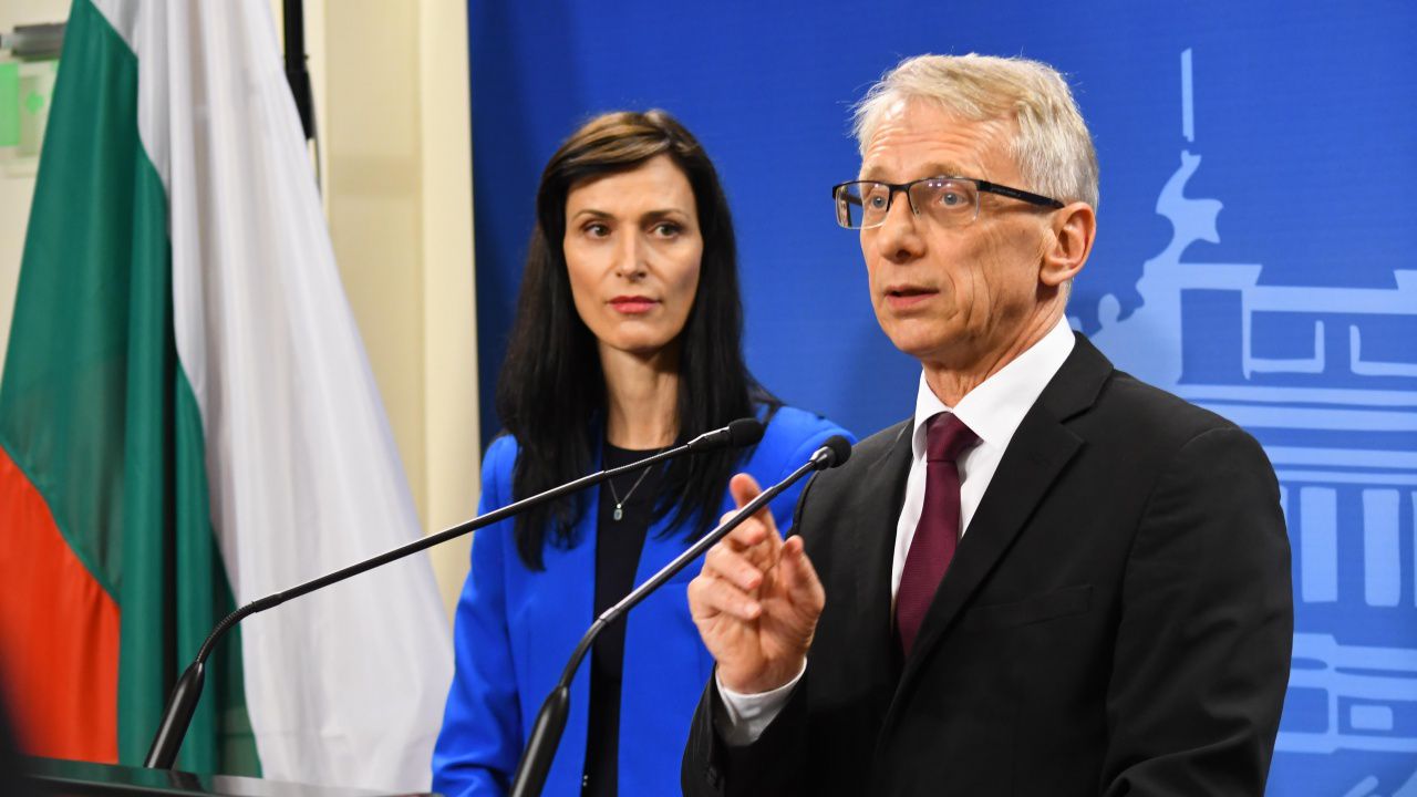 Акад. Денков разкри обсъжда ли се смяна в ротацията с Мария Габриел
