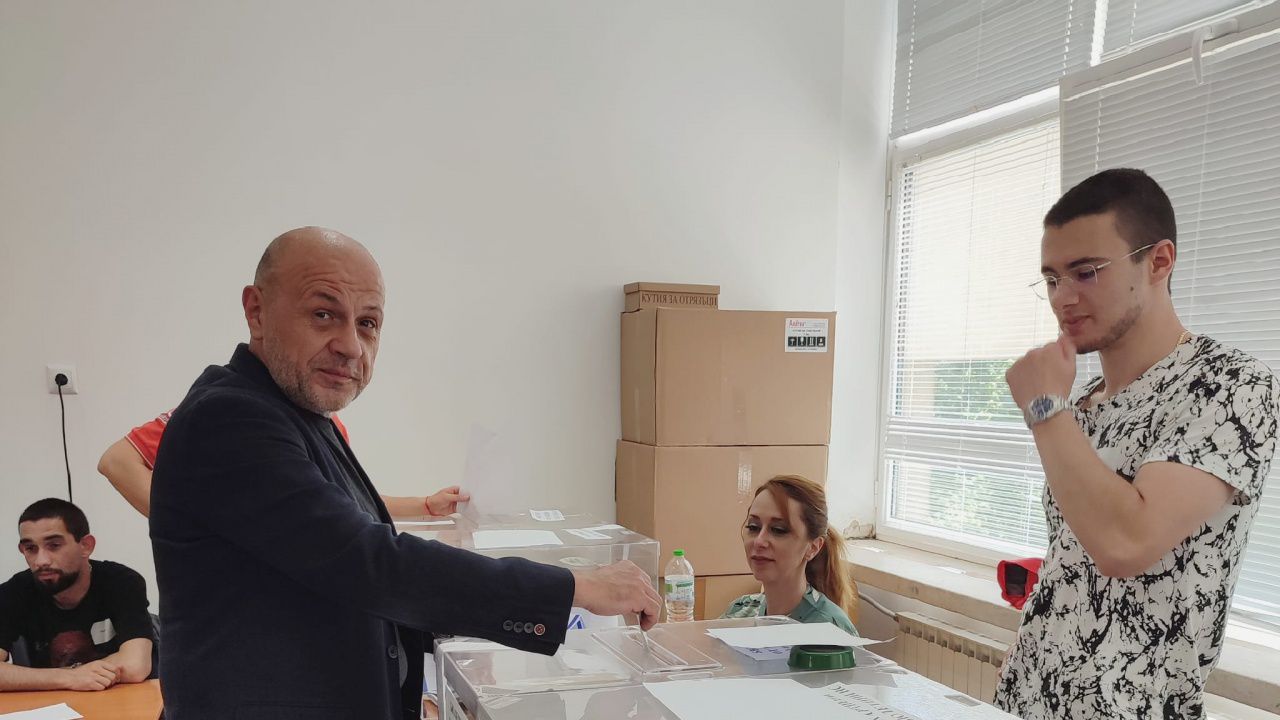 Томислав Дончев: Гласувах с надеждата следващите 4 години да не се налага да се явяваме на избори