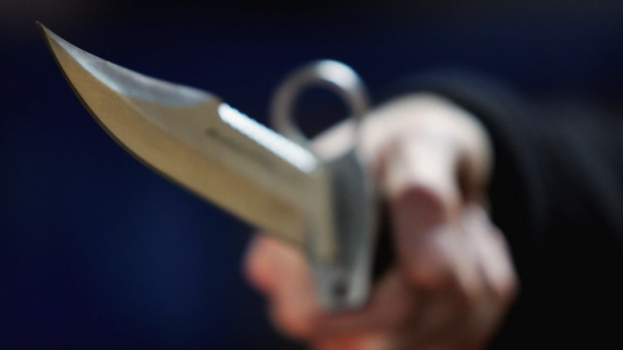 Алжирец си поръча храна, отказа да плати и заплаши с нож двама охранители на магазина