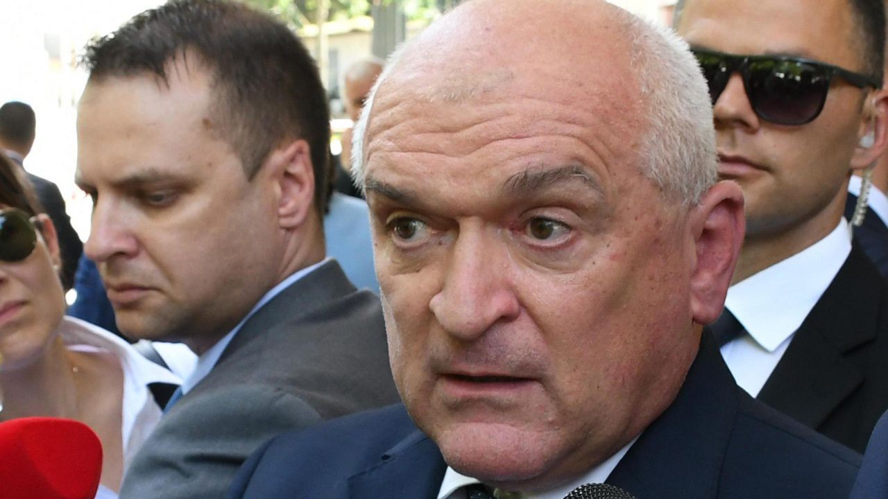 Премиерът Главчев посети пътната блокада край Гълъбово