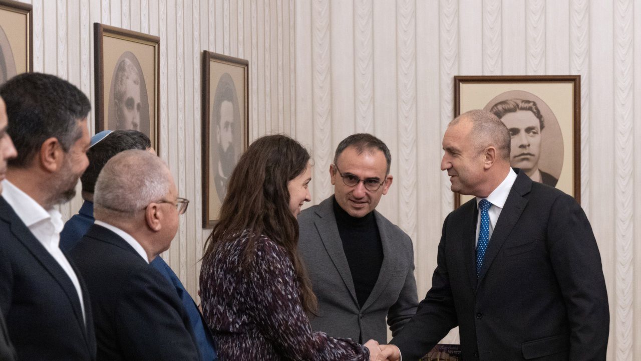 Представители на еврейската общност в България връчиха на Румен Радев свещи по случай Ханука
