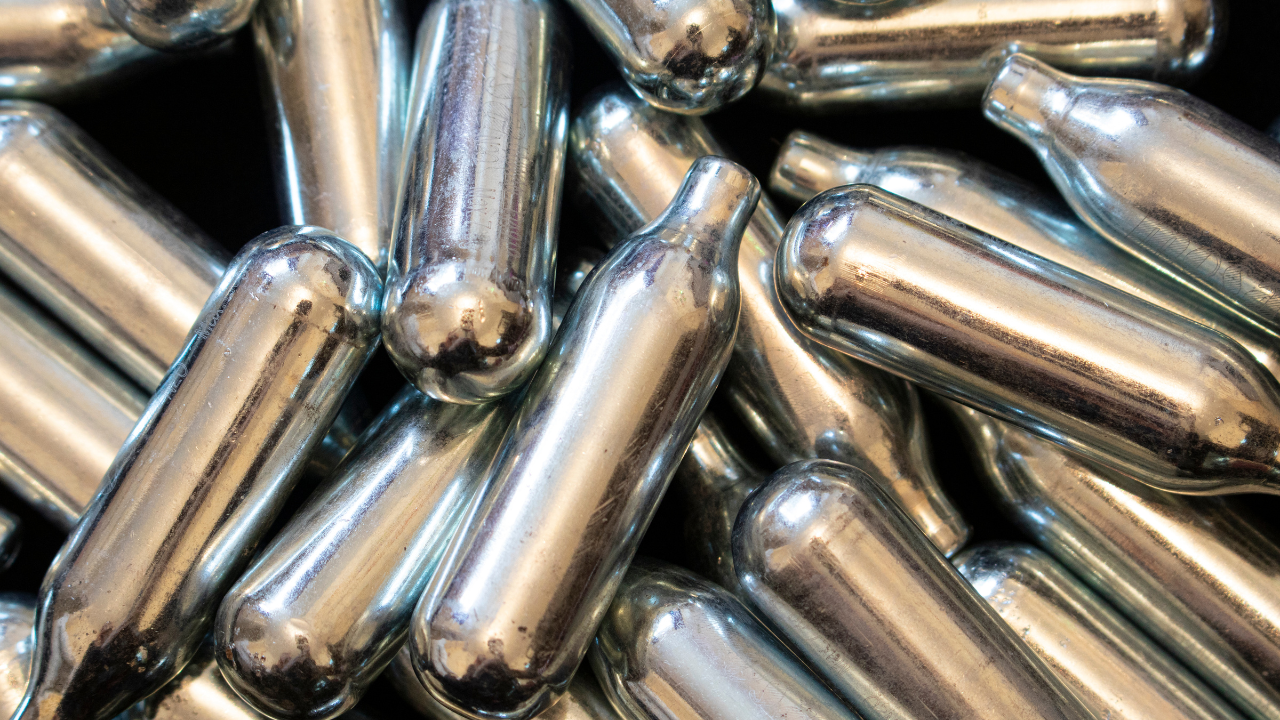 Хванаха младеж, продал райски газ на непълнолетен