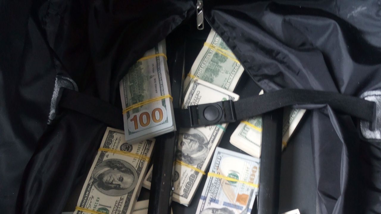 Митничари откриха недекларирана валута за над 700 000 лева