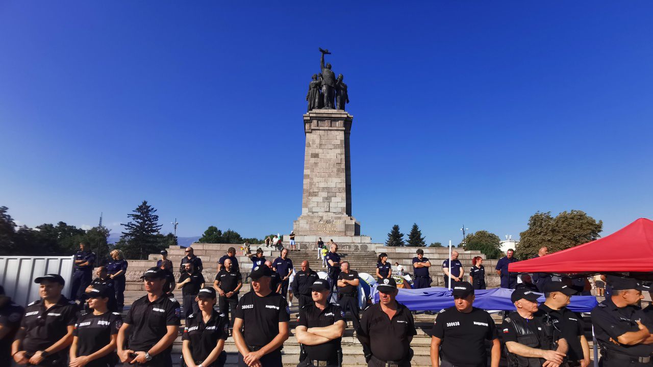 Напрежение пред МОЧА: Поставят ограждения пред паметника
