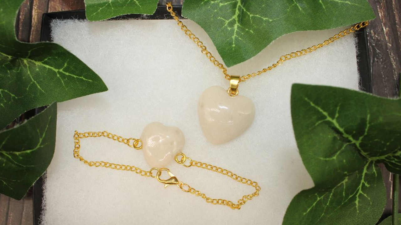 Жена прави бижута от сперма за луди пари