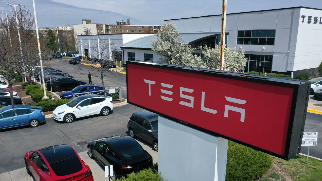 Акциите на Tesla паднаха с почти една трета