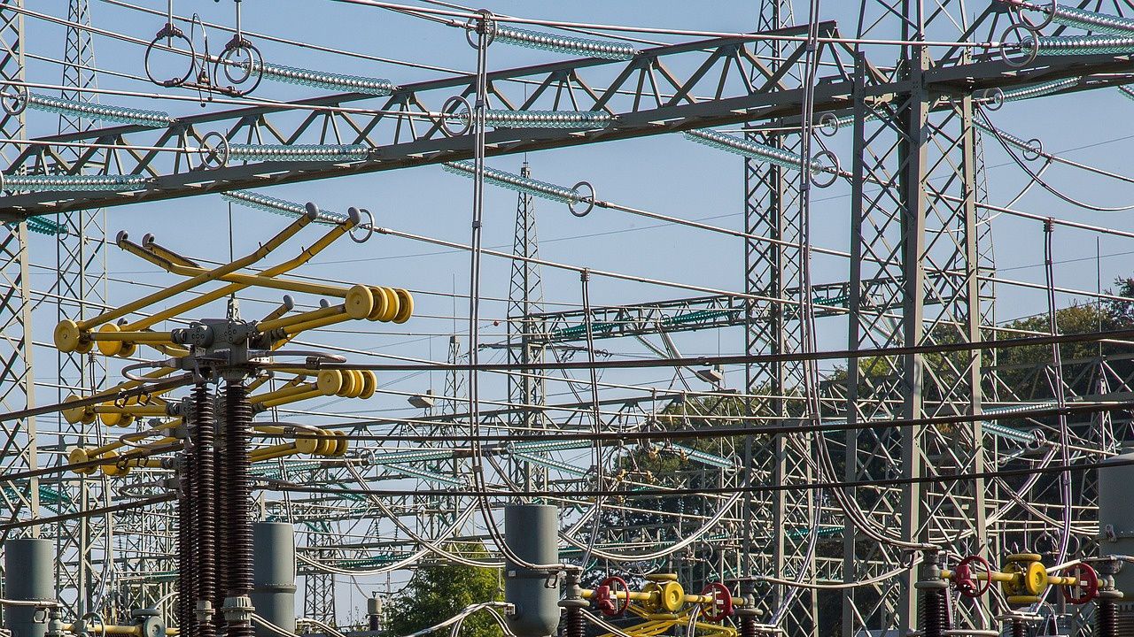 МЕ пита бизнеса за ефектите на програмата за компенсации за високите цени на електроенергията