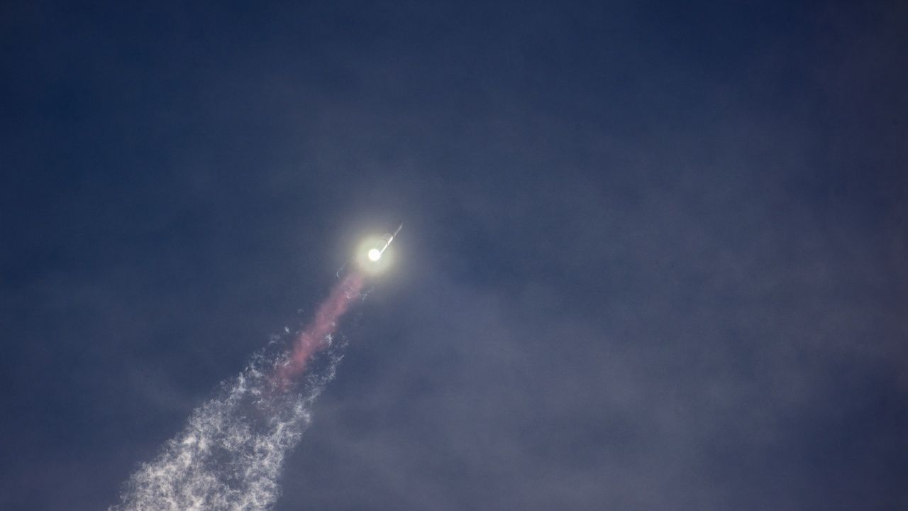 Изстреляха успешно космическия кораб Starship на Мъск от третия опит