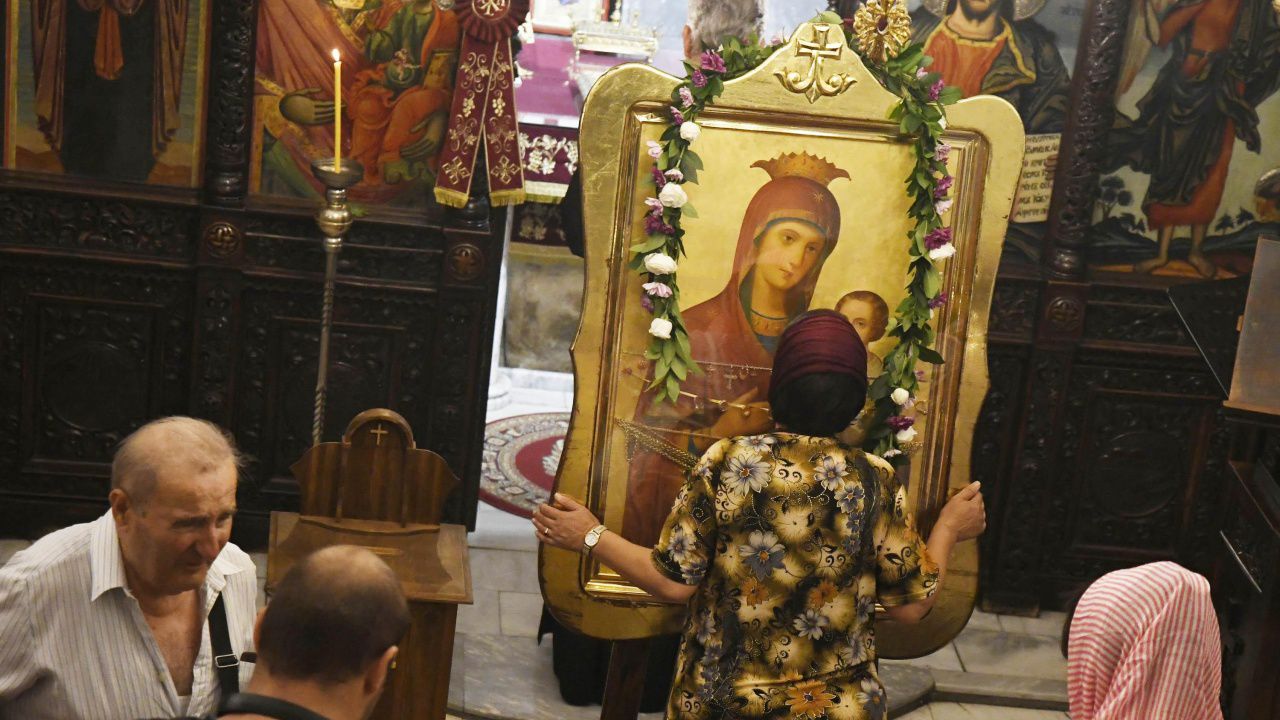 От катедралния храм в Сливен започват богослужения на митрополит Арсений пред чудотворна икона на Света Богородица