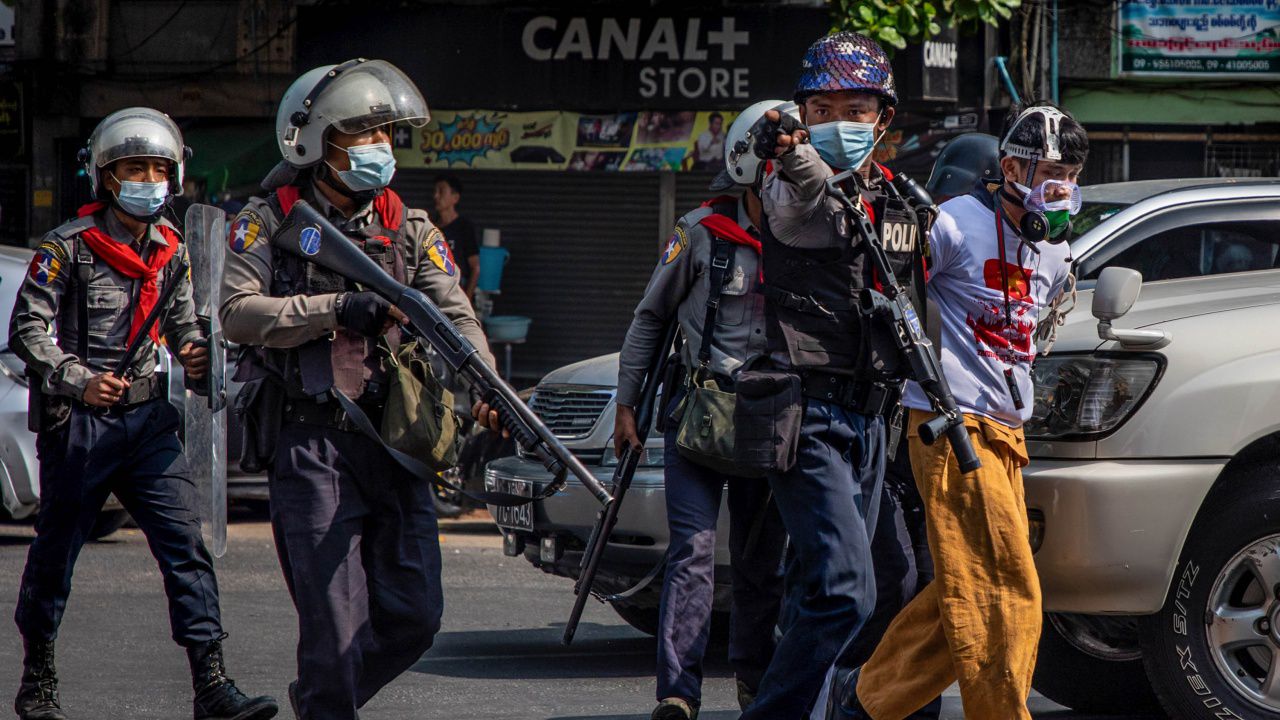 Хунтата в Мианма удължи извънредното положение в страната и отложи изборите