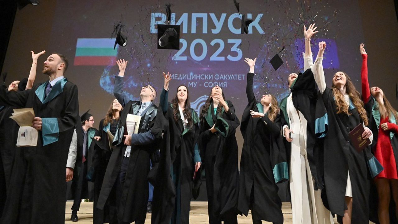 На добър час! Близо 600 млади лекари получиха дипломите си на церемония в НДК