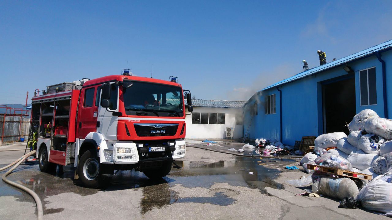 Четирима са с изгаряния след пожар в дърводелски цех