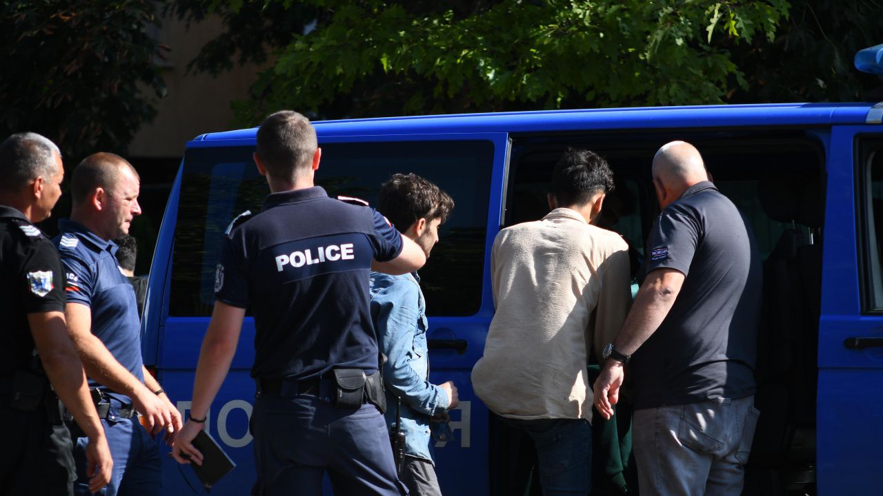 Общо 266 души са задържани при полицейска операция срещу нелегалната миграция в цялата страна