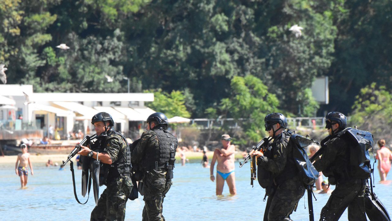 Командоси щурмуваха централния плаж във Варна