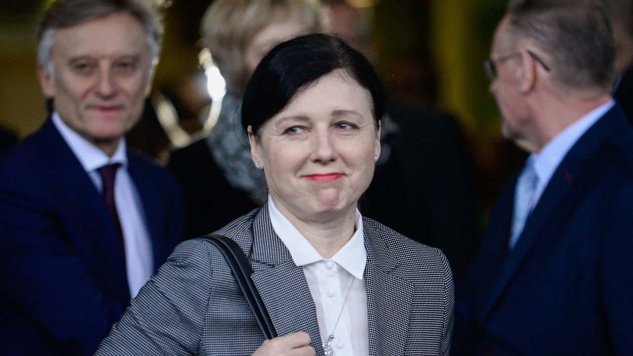 Зам.-председателят на ЕК Вера Йоурова: Следим случая със заплахите към съдия Цариградска