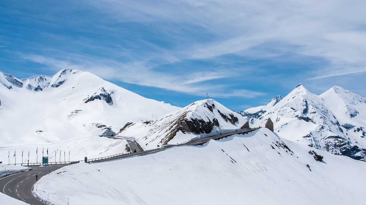 Над 4 метра сняг за разчистване от зимата има по най-красивото шосе в Румъния