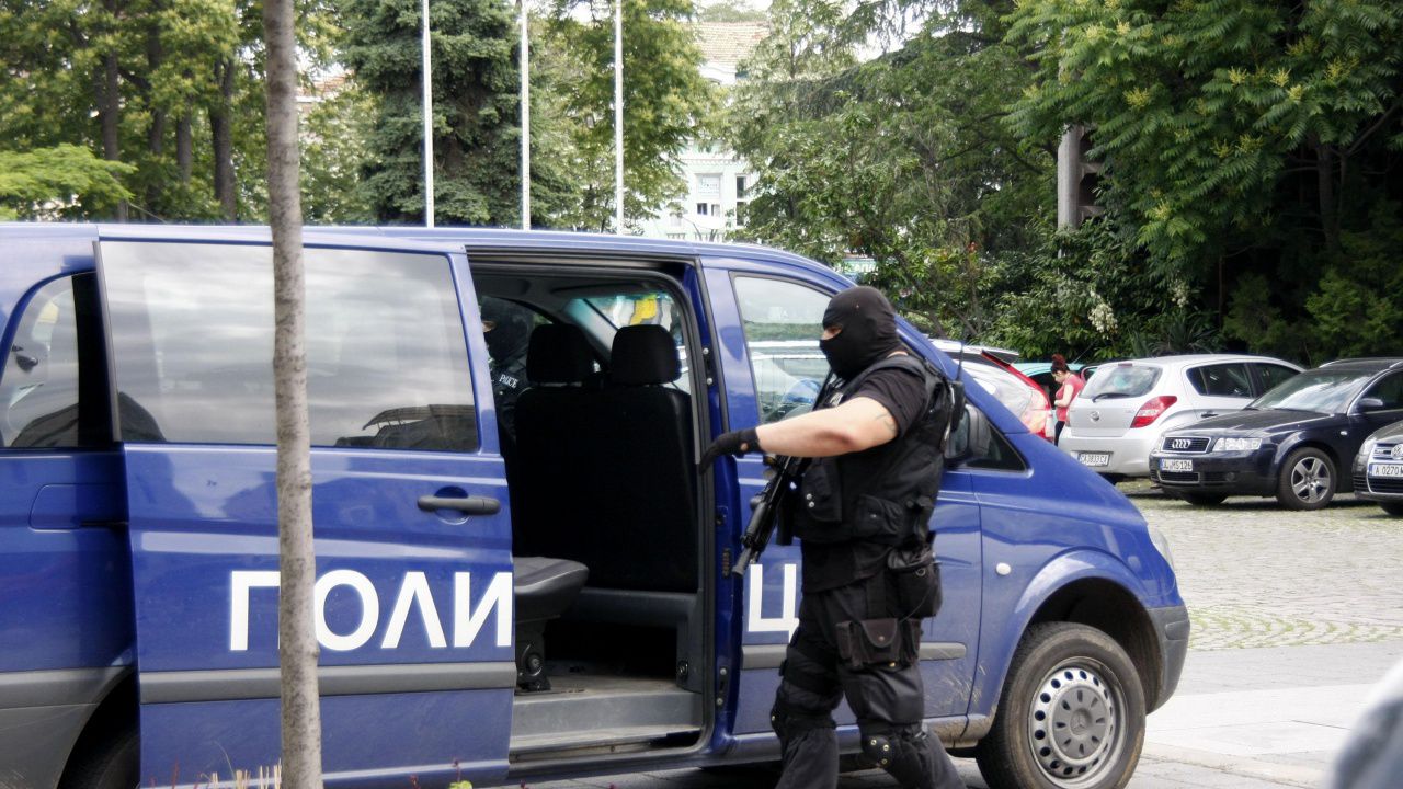 Задържаха мъжа, който простреля двама души и се барикадира в цех в Стара Загора