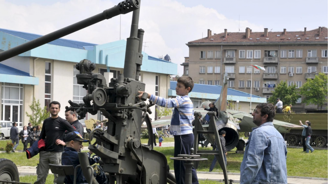 Военни формирования отварят врати за 1 юни