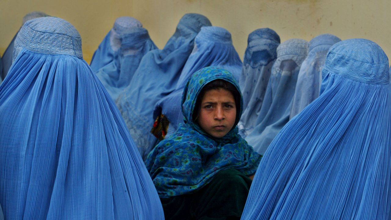 Талибаните: Жените губят стойността си, ако мъжете могат да видят непокритите им лица навън