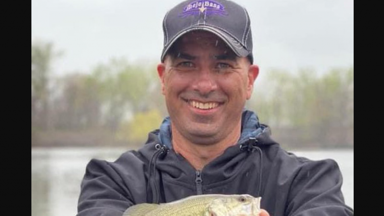 Стотици участваха в бдение за пожарникаря, убит по време на митинга на Тръмп