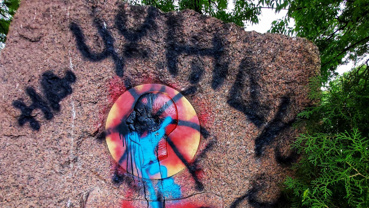 Надраскаха паметника на цар Борис ІІІ във Варна