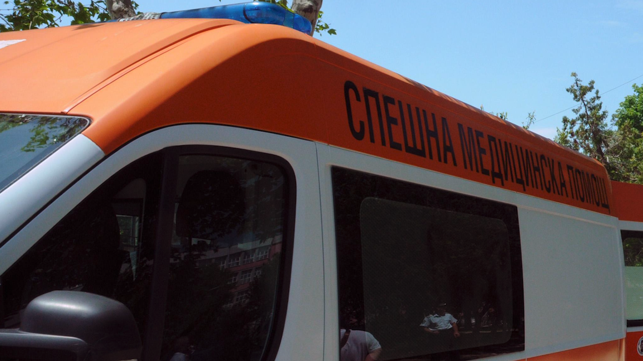 Земна маса затрупа работник в Смолян