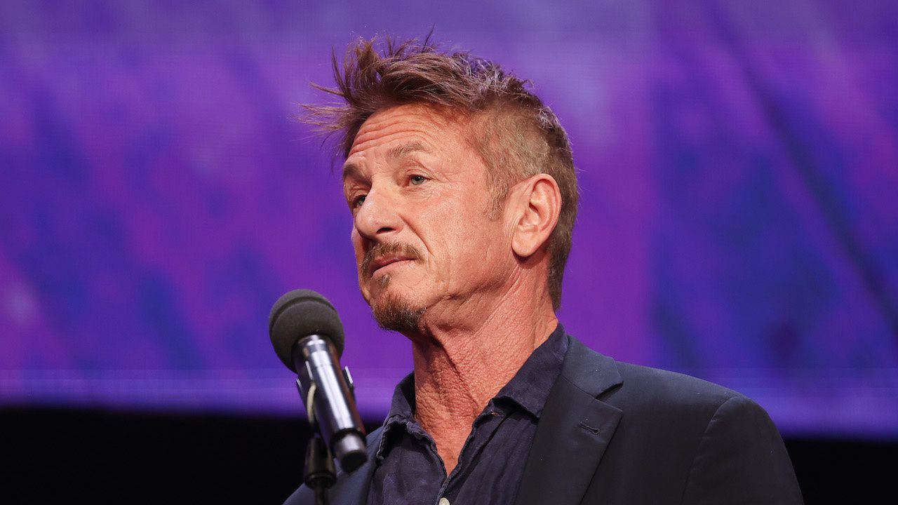 Уловиха Шон Пен в страстна целувка с новото му гадже