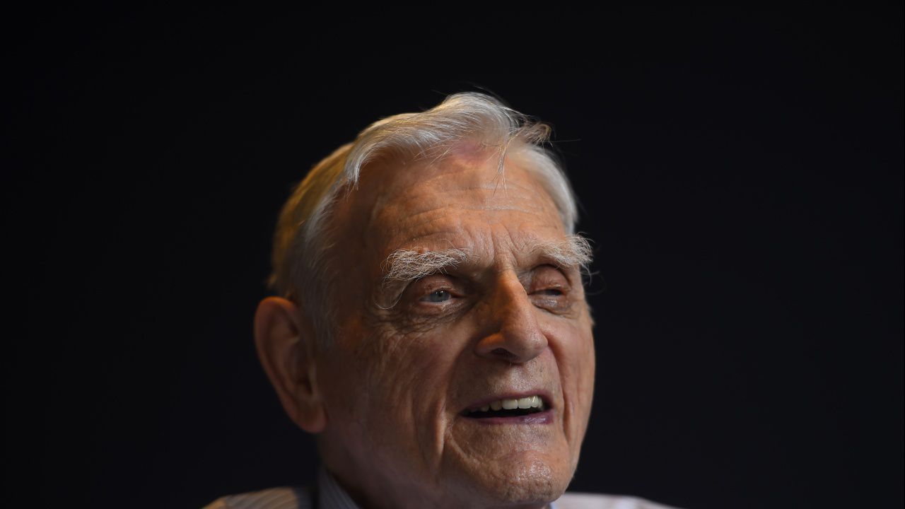 Почина нобелистът Джон Гудинаф